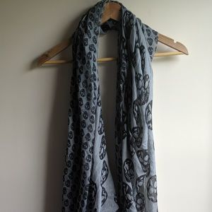 Gray scarf with skull print